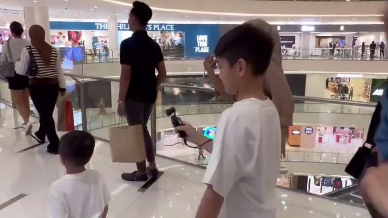 7 Potret Rieta Amilia Bersama Cucu-Cucu Kesayangan, Ajak Jalan-Jalan ke Mall