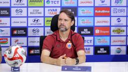 Pelatih Persija, Mauricio Souza saat memberikan keterangan dalam sesi konferensi pers menjelang laga lanjutan BRI Super League 2025/2026 melawan PSM Makassar di lapangan latih Jakarta International Stadium, Jakarta, Kamis (19/02/2026). (Bola.com/Bagaskara Lazuardi)
