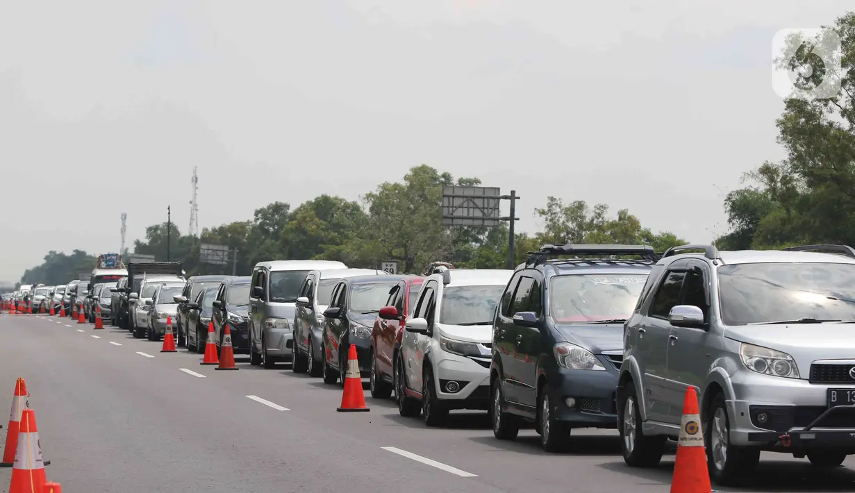 <p>Sejumlah kendaraan pemudik terjebak kemacetan ketika hendak memasuki Gerbang Tol Cikampek Utama, Jawa Barat, Sabtu (30/4/2022). Pada H-2 Lebaran ini, sejumlah rekayasa lalu lintas masih diberlakukan di ruas tol trans jawa baik sistem contraflow hingga one way guna mengatasi kepadatan lalulintas. (Liputan6.com/Herman Zakharia)</p>