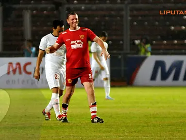 Lee Sharpe (5) mengepalkan tangan usai menjebol gawang Indonesia Red yang dikawal Hendro Kartiko (Liputan6.com/Helmi Fithriansyah)