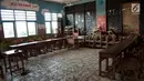 Kondisi ruang kelas di SDN 04 Pantai Bahagia, Muara Gembong, Jawa Barat, Jumat (9/6). Kondisi kelas yang kotor akibat banjir rob menjadi rawan penyakit untuk siswa yang berada di ruangan tersebut. (Liputan6.com/Gempur M Surya)
