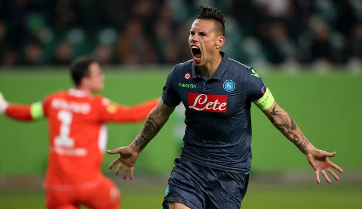Gelandang Napoli, Marek Hamsik (kanan) merayakan selebrasi usai mencetak gol ke gawang Wolfsburg di leg pertama perempat final Liga Europa di Stadion Volkswagen Arena, Kamis (16/4/2015). Napoli menang 4-1 atas Wolfsburg.(AFP PHOTO/Ronny Hartmann)