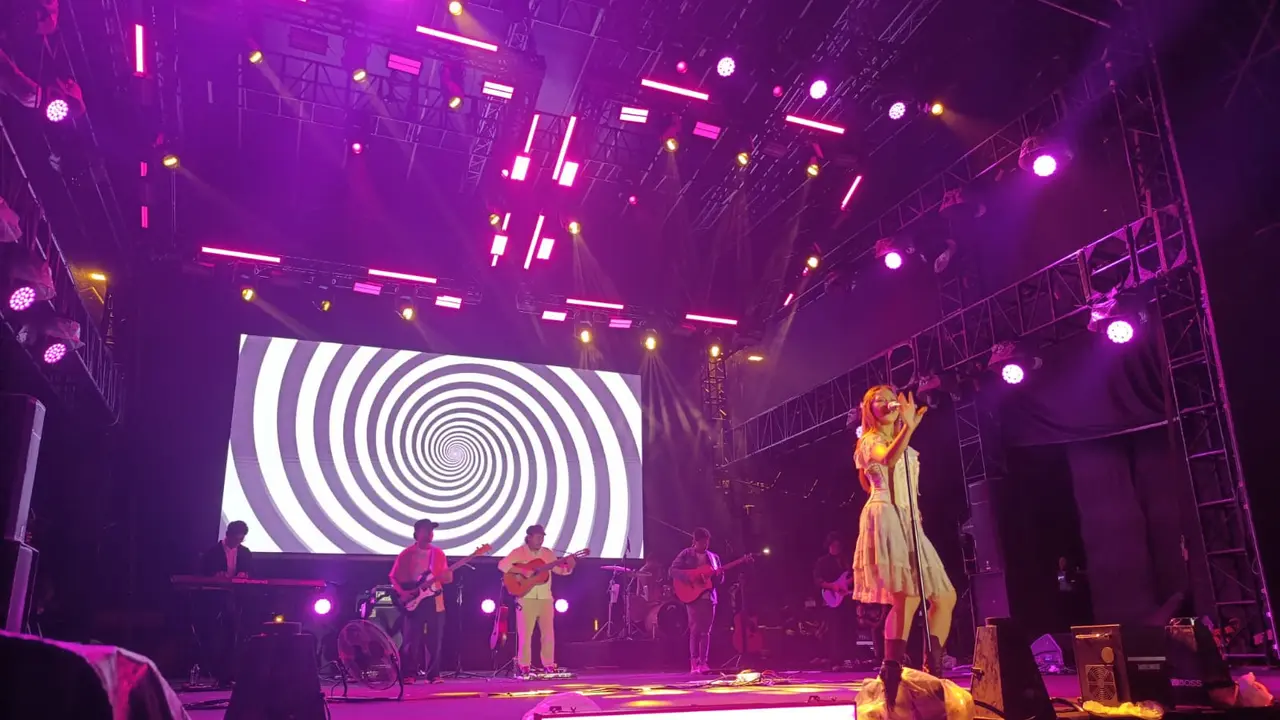 Penampilan Nadin Amizah di KapanLagi Buka Bareng BRI Festival 2025. Minggu, (16/3/25), di Plaza Parkir Timur, GBK, Jakarta. (Dicky Fadillah)