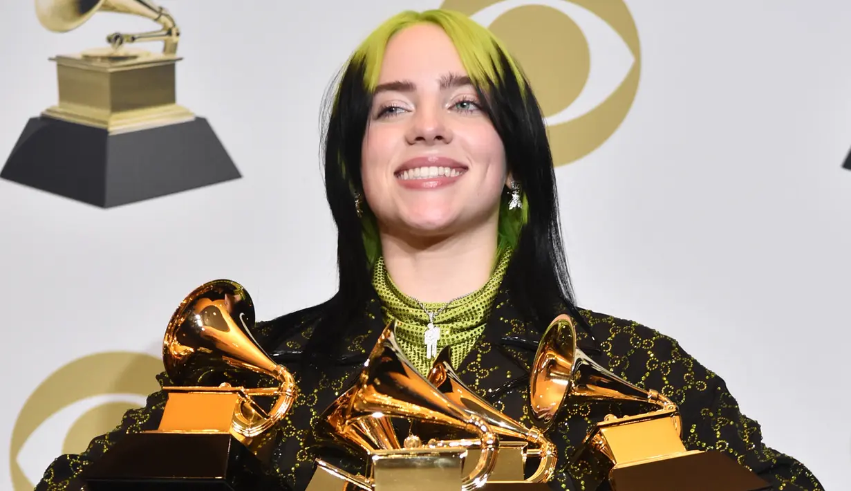 Billie Eilish berpose dengan piala penghargaan Grammy Awards 2020 di Staples Center, Los Angeles, Amerika Serikat, Minggu (26/1/2020). Eilish mencetak sejarah dengan memenangi lima piala Grammy Awards 2020 di usia 18 tahun. (Alberto E. Rodriguez/Getty Images for The Recording Academy/AFP)