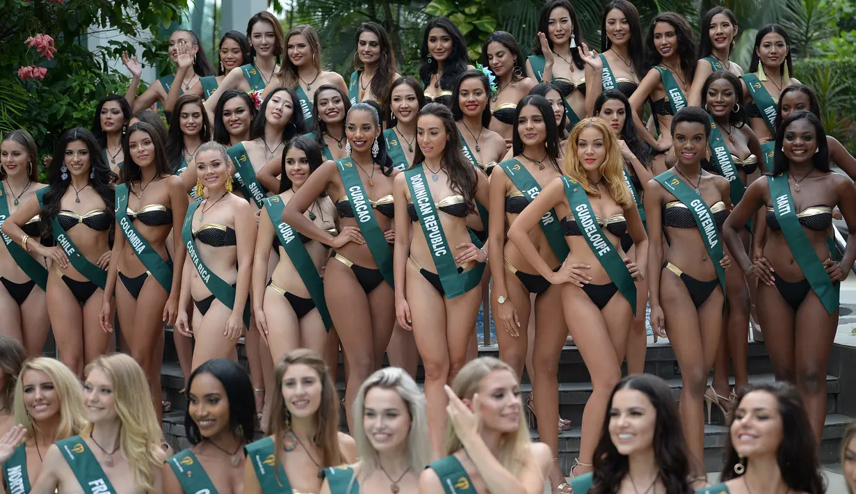 Kontestan Miss Earth 2018 berpose di tepi kolam renang selama presentasi media di Manila, Filipina, Kamis (11/10). Sebanyak 88 wanita cantik dari berbagai negara mengikuti kontes bertema tahun ini, dunia bebas plastik. (TED ALJIBE / AFP)