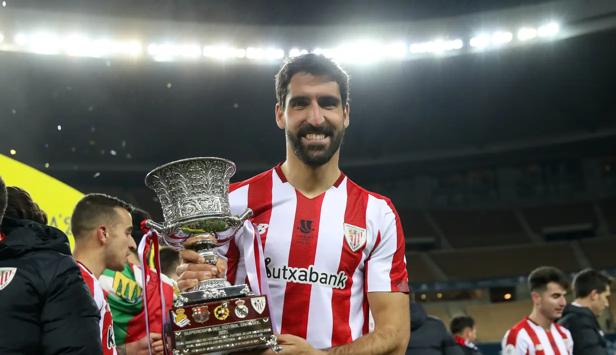 Gelandang Athletic Bilbao, Raul Garcia tersenyum saat memegang trofi Piala Super Spanyol usai pertandingan final melawan Barcelona di stadion La Cartuja di Seville, Senin (18/1/2021). (AFP/RFEF/Pablo Garcia)