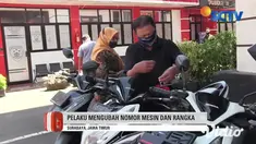 Petugas Subditjatanras Polda Jatim merilis komplotan pencuri sepeda motor di Gedung Ditreskrimum Polda Jatim. Ketiga tersangka memiliki peran masing-masing, mulai dari eksekutor memalsukan no rangka dan mesin, serta sebagai penadah.