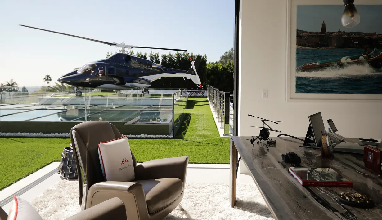 Helikopter terparkir di atap rumah mewah di kawasan Bel-Air, Los Angeles,AS (26/1). Rumah termahal di Amerika Serikat ini memiliki 12 kamar tidur, 21 kamar mandi, dan tiga dapur. (AP/Jae C. Hong)
