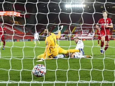 Pemain Atalanta Josip Ilicic (kanan tengah) mencetak gol ke gawang Liverpool yang dijaga Alisson (kiri tengah) pada pertandingan Grup D Liga Champions di Anfield Stadium, Liverpool, Inggris, Rabu (25/11/2020). Atalanta mengalahkan Liverpool 2-0. (Laurence Griffiths/Pool via AP)