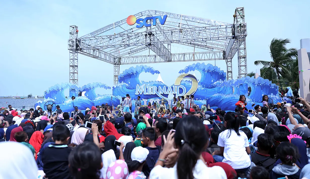 "Iya, luar biasa banget. Biasanya kan sama keluarga. Ini baru pertama kali tahun baruan di Ancol. Aku kira Jakarta bakal sepi, nggak tahunya ramai," Shifa Hadju. (Nurwahyunan/Bintang.com)