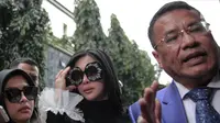 Penyanyi Syahrini memenuhi panggilan penyidik Bareskrim Polri, Jakarta, Senin (9/10). Syahrini kembali tampil nyentrik dengan kacamata hitam berlensa besar berhias kristal di bagian frame yang tersemat di kedua matanya. (Liputan6.com/Faizal Fanani)