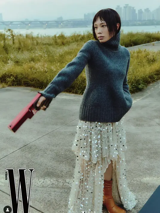 Pemotretan yang jadi penampilan perdana Kim Ye Ji sebagai model fashion menampilkan sang atlet dalam balutan busana dari brand fashion ternama.  [Foto: W Korea]