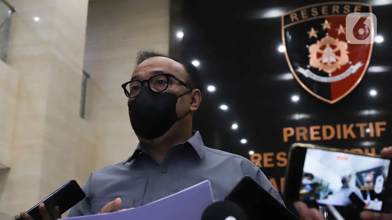 Kadiv Humas Polri Irjen Pol Dedi Prasetyo memberikan keterangan