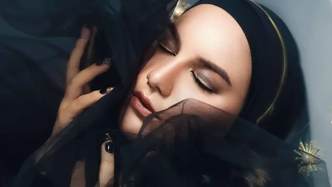 FOTO: Gaya Irish Bella Tampil Elegan dalam Pemotretan Bertema Misty Black