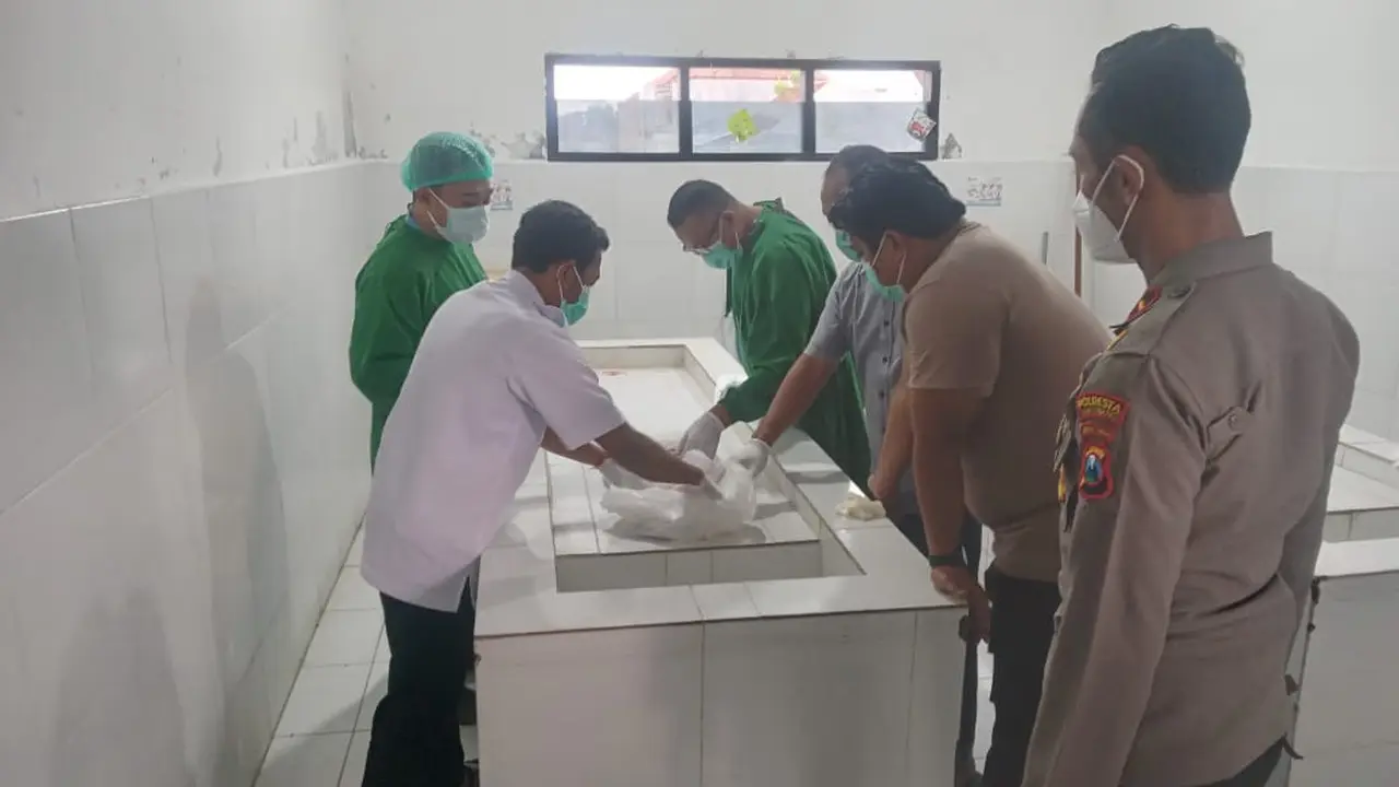 Janin bayi yang ditemukan digundukan sampak cabai dibawa ke RSUD Genteng untuk dilakukan pemeriksaan lebih lanjut (Istimewa)
