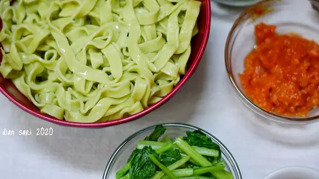 Mie hijau dari bayam