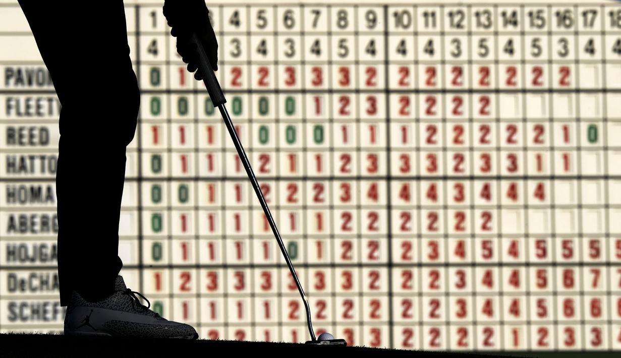 Keegan Bradley melakukan putt (pukulan yang digunakan untuk menyelesaikan hole) pada hole ke-17 saat putaran pertama turnamen golf Masters di Augusta National Golf Club, Agusta, Georgia, Jumat (12/04/2024). (AP Photo/Charlie Riedel)