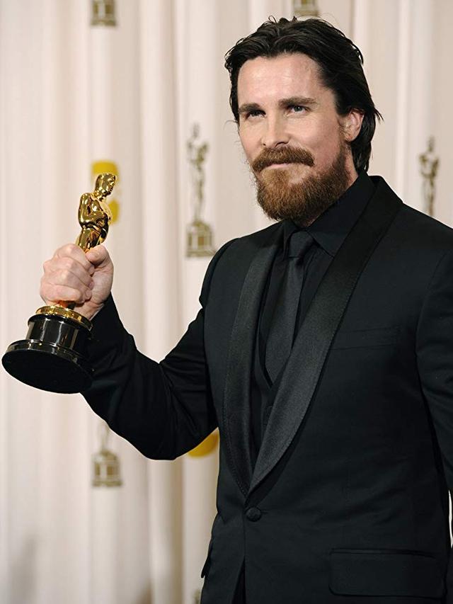 Christian Bale meraih Piala Oscar lewat film The Fighter. (Foto: Dok. IMDb)