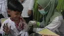 Petugas kesehatan Puskesmas Batu Sari menyuntikan vaksin imunisasi Campak-Rubella (MR) ke murid kelas 1 saat pelaksanaan bulan imunisasi anak sekolah (BIAS) 2025 di SDN Batu Jaya, Kota Tangerang, Banten, Jumat (15/8/2025). (merdeka.com/Arie Basuki)