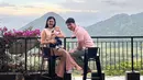 Liburan bareng bersama buah hati untuk pertama kali, Yasmine Ow dan Aditya Zoni memilih untuk staycation bareng di Bogor. Tidak jauh dari Jakarta, liburan ke Bogor memang menjadi salah satu alternatif cepat untuk jalani rekreasi bersama keluarga. (Liputan6.com/IG/@real_aditya1)