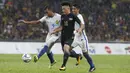 Pemai Thailand, player Worachit Kanitsribumphen (tengah) berusaha merebut bola dari pemain Malaysia, Adam Nor Azlin (kiri) pada final sepak bola putra SEA Games 2017 di Stadion Shah Alam, Malaysia (29/8/2017). Tahailand menang 1-0. (AP/Vincent Thian)