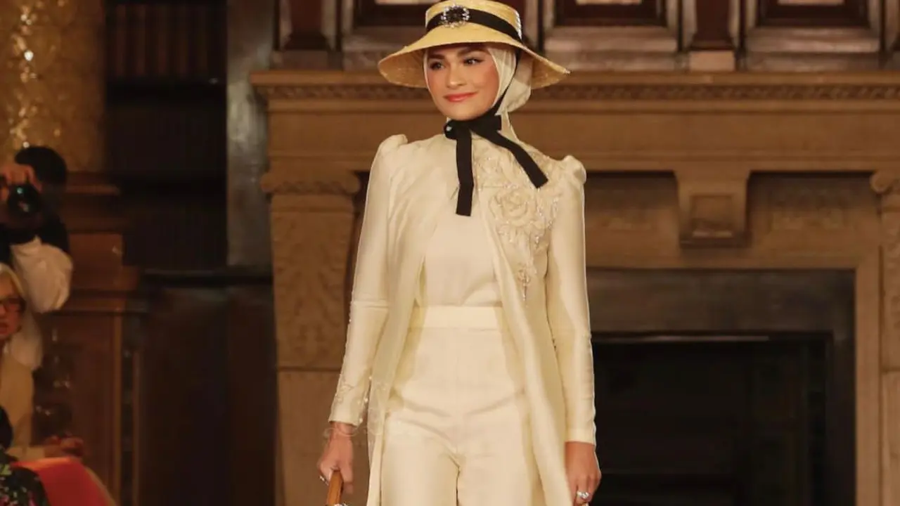 Kolaborasi Ayu Dyah Andari dan Putri Zulkifli Hasan, Tampilkan Koleksi Bertema Perempuan Tangguh di London Fashion Week