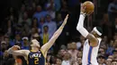 Pebasket Utah Jazz, Joe Ingles, berusaha menghadang pebasket Oklahoma City Thunder, Carmelo Anthony, pada laga NBA di Chesapeake Energy Arena, Rabu (6/12/2017). Thunder menang 100-94 atas Jazz. (AP/Sue Ogrocki)