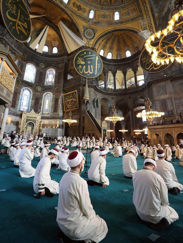 Hagia Sofia di Istanbul Turki merupakan bangunan bersejarah yang pada 2020 kembali difungsikan sebagai masjid
