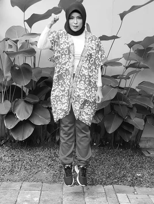 "Pengin lebih fokus beribadah aja. Kalau yang tahun lalu bisa dibilang hampir nggak pernah kali tarawih. Mungkin karena kerja atau segala macam. Cuma aku penginnya tahun ini minimal aku bisa tarawih lebih banyak," lanjutnya. (Instagram/tantrisyalindri)