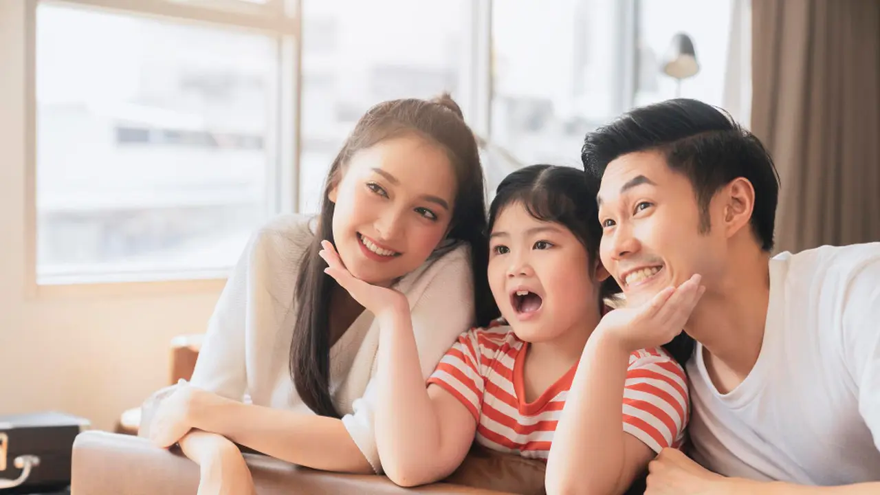Anak dan Orang Tua Sama-Sama Sibuk Gadget? Coba Terapkan Aturan Ini Saat Liburan