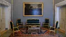 Dekorasi sebuah ruang pertemuan di apartemen Kepausan di Castel Gandolfo, Roma, Italia (21/10). Apartemen ini juga dilengkapi dengan pemandagan Danau Albano dan perbukitan sekitarnya yang meliputi Istana Apostolik. (AFP/Alberto Pizzoli)