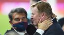 Ketiga, presiden klub Barcelona, Joan Laporta (kiri) dan Ronald Koeman memiliki hubungan yang kurang harmonis. Bahkan pada awal musim 2021/2022, presiden memberi tahu Koeman bahwa dirinya sedang mencari opsi pelatih alternatif. (AFP/Cristina Quicler)