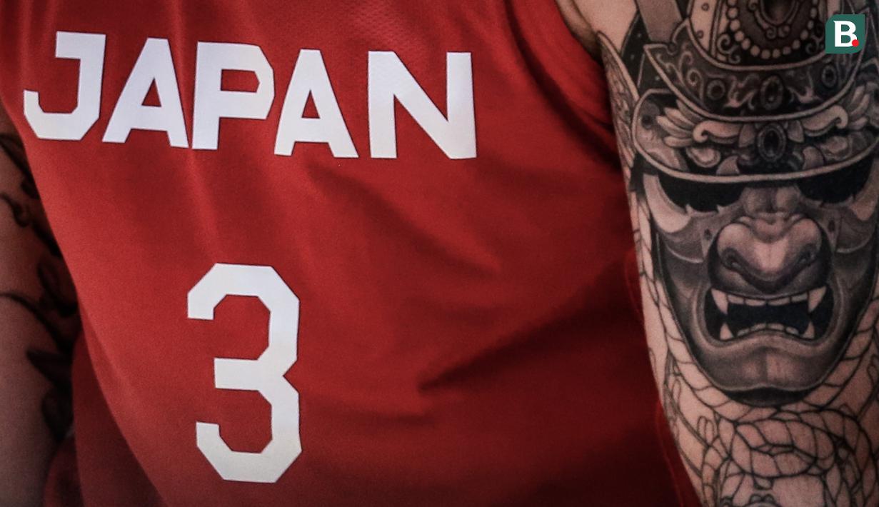 Tato pemain Timnas Basket Jepang, Luke Evans saat laga perempat final FIBA Asia Cup 2022 melawan Australia yang berlangsung di Istora Senayan, Jakarta, Kamis (21/07/2022). (Bola.com/Bagaskara Lazuardi)