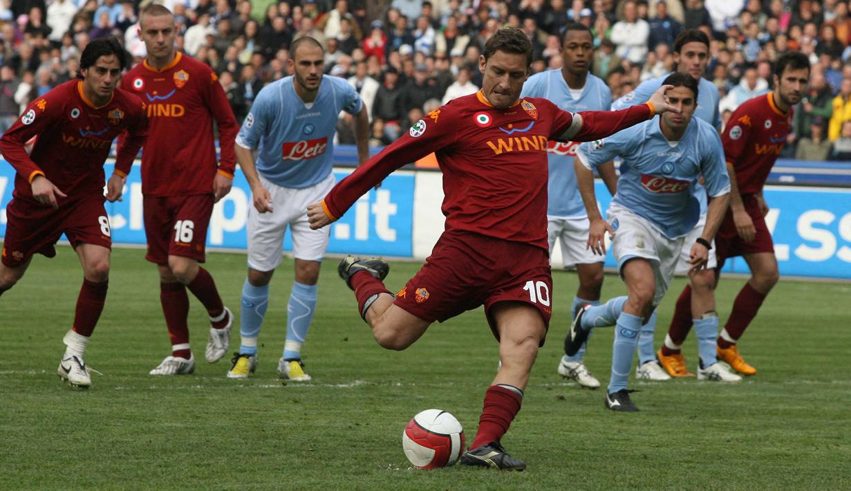 Francesco Totti pantas menyandang sebagai legenda AS Roma atas loyalitasnya selama ini. Ia telah membuat 618 penampilan di Liga Italia dengan mencetak 250 gol. Namun siapa sangka, Totti menjadi salah satu pemain yang sering gagal mencetak gol, yaitu sebanyak 18 kali. (AFP/Mario Laporta)
