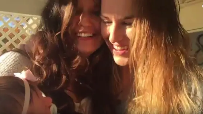 Tak Pernah Diketahui Hamil, Pasangan Ini Tiba-tiba Bawa Bayi