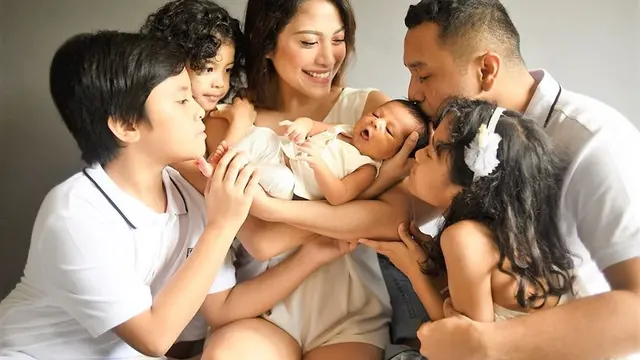 Sosok Family Man, Ini 6 Momen Manis Giring Ganesha dan Keluarga