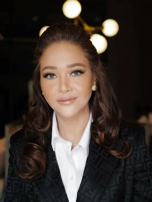 Maia Estianty menggambarkan alpha female mampu menangangi berbagai hal seorang diri sehingga ia kadang kerap disegani lawan jenis yang hendak mendekat. “Ditakuti oleh lelaki yang bertipe jika kalah beragumen, maka akan melukai harga dirinya. Apalagi kalau karier sang wanitanya menanjak menyamakan diri bahkan melebihi pasangannya, dia sang lelaki akan mulai insecure,” cuit ibu tiga anak ini. (Foto: Dok. Instagram @maiaestiantyreal)