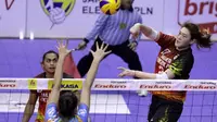 Pemain Jakarta Elektrik PLN Wang Yimei melancarkan spike saat menghadapi Jakarta PGN Popsivo pada laga pembuka Pertamina Proliga 2016 di GOR Ken Arok, Malang, Jumat (19/2/2016). (Liputan6.com/voliindonesia.com)