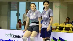 Duet Pemain Timnas China, yaitu Wang Yimei (kiri) dan Zhang Lei (kanan) saat membela Jakarta Elektrik PLN pada Proliga 2016. (Bola.com/Nicklas Hanoatubun)