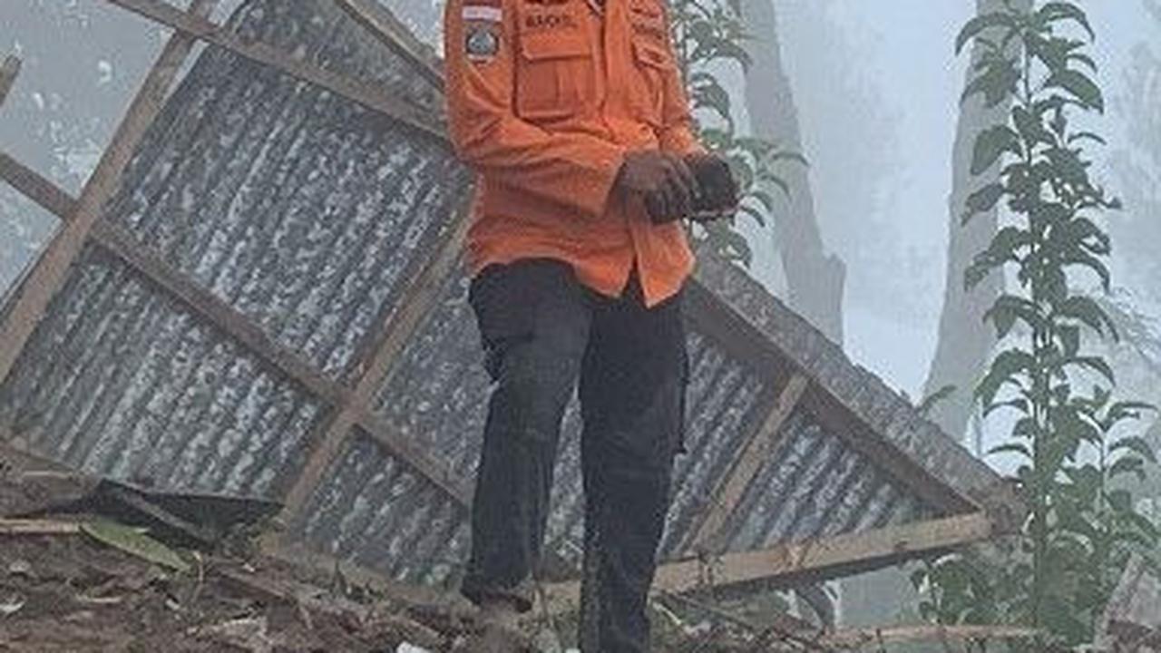 "Jadi ada dua titik tanah longsor, tim gabungan saat ini sedang melaksanakan evakuasi terhadap para korban di lokasi kejadian," ujar Kepala Pelaksana BPBD Sulsel Amson Padolo saat dikonfirmasi, Minggu (14/4). Foto: Basarnas/AFP