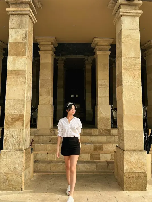 Pemilihan kemeja hitam yang dipadukan dengan short skirt akan membuat oenampilanmu terlihat feminin. Apalagi kalau kamu memakai aksesoris bandana untuk mempercantik penampilan seperti Yoriko Angeline.