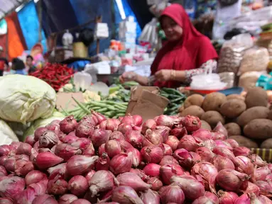 Aktifitas jual beli di Pasar Kebayoran Lama, Jakarta, Kamis (24/9/2015). Perayaan Idul Adha membuat sejumlah harga sayur mengalami kenaikan. (Liputan6.com/Angga Yuniar)