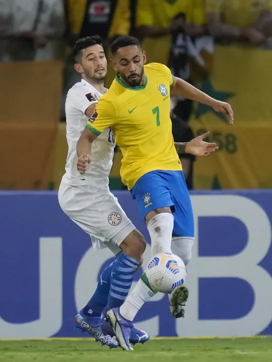 Pemain Paraguya, Mathias Villasanti berusaha merebut bola dari pemain Brasil Matheus Cunha pada laga Kualifikasi Piala Dunia 2022 zona CONMEBOL di stadion Mineirao di Belo Horizonte, Brasil, Rabu (2/2/2022). Brasil menang atas Paraguay 2-0. (AP Photo/Andre Penner)