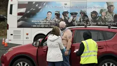 Richard Linn, veteran Angkatan Laut AS yang bertugas di Vietnam, menerima vaksin Covid-19 Pfizer di klinik vaksinasi keliling Sistem Perawatan Kesehatan Puget Sound VA di Shelton, Kamis (4/3/2021). Veteran segala usia bisa mendapatkan vaksin di klinik Puget Sound VA.  (AP Photo/Ted S. Warren)