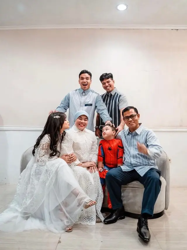 Fuji bersama keluarganya. (Instagram.com/@fuji_an)