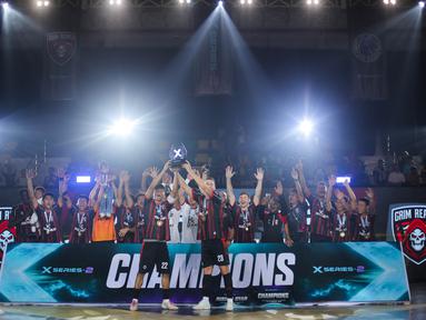 Para pemain Grim Reaper merayakan juara Futsal X Series 2 setelah mengalahkan Nova Titans dalam laga final yang berlangsung di GOR UNJ, Rawamangun, Jakarta, Minggu (18/01/2026). (Bola.com/Bagaskara Lazuardi)