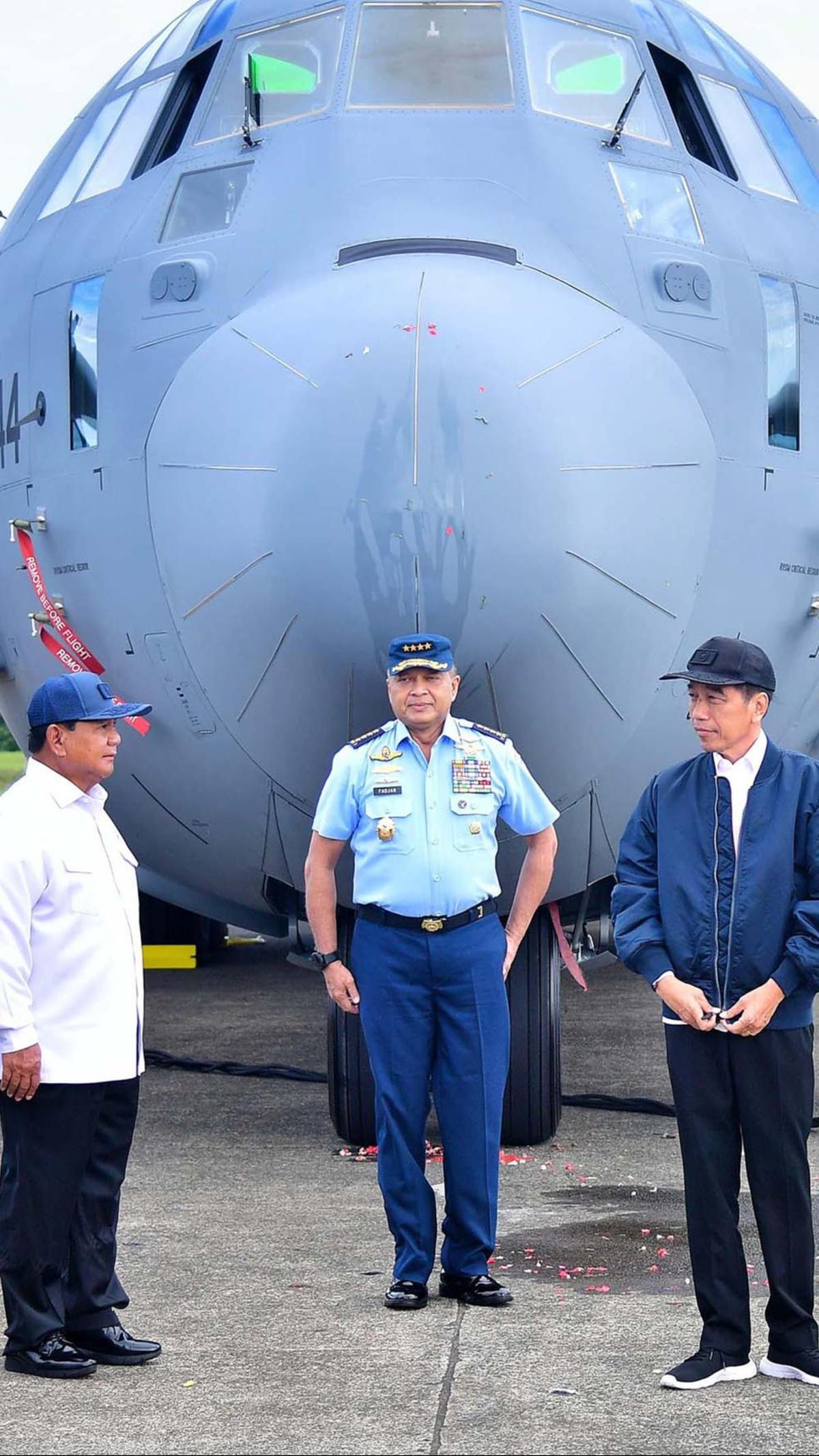 Dalam momen tersebut Jokowi didampingi Menteri Pertahanan Prabowo Subianto.&nbsp;Foto: Setpres RI