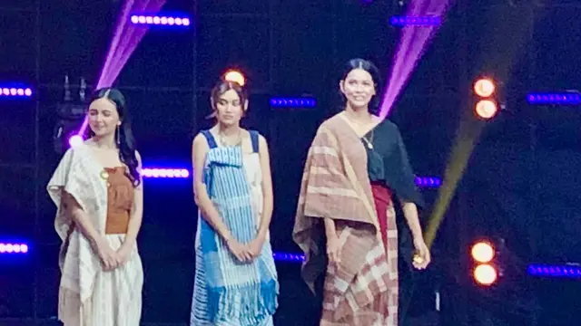Bunga Jelitha tampil fashion show pakai produk Tobatenun pada malam pengumuman Gadis Sampul 2024 di Jakarta