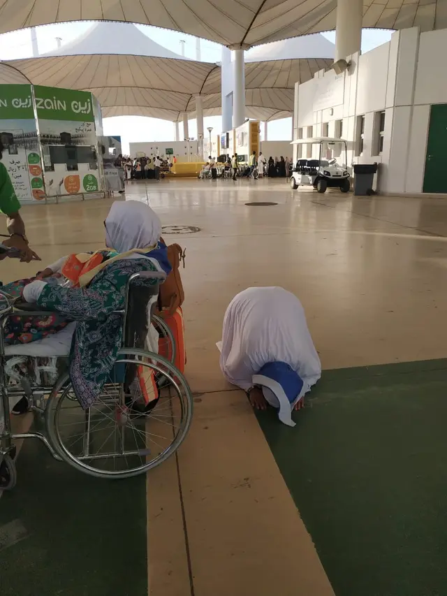 Sujud sebagai ungkapan syukur telah tiba di Tanah Suci dengan selamat kerap dilakukan jemaah haji. Liputan6.com/Nurmayanti