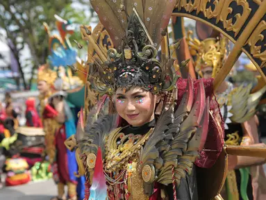 Sebelum event UCI MTB Eliminators World Bike digelar, masyarakat Kalimantan Tengah terlebih dulu disuguhkan Festival Budaya Isen Mulang di Bundaran Palangkaraya, Minggu pagi (19/5/24). Festival Isen Mulang adalah festival budaya sekaligus memperingati Hari jadi Kalimantan Tengah yang ke-67. Tahun ini Festival Isen Mulang dirasa sangat spesial karena bersamaan dengan event kelas dunia UCI MTB 2024. Para riders dari berbagai belahan dunia turut menjadi tamu undangan festival Isen Mulang yang diadakan di Bundaran Besar Palangkaraya tersebut. (Bola.com/Ade Yusuf Satria)